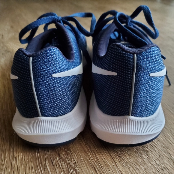 Women's Nike Shoes - Picture 3 of 9